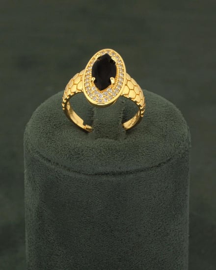 طقم فاخر بلمعة الذهب بتصميم جناحي الصقر رمز القوة والأناقة- لون أسود