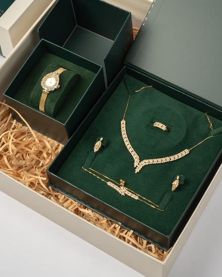 طقم نسائي ذهبي من طقم وساعة للإهداء المميز