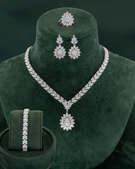 طقم مجوهرات مرصع بالزركون