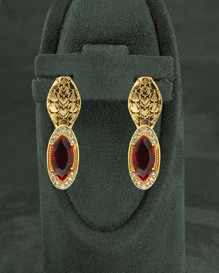 طقم فاخر بلمعة الذهب بتصميم جناحي الصقر رمز القوة والأناقة- لون أحمر