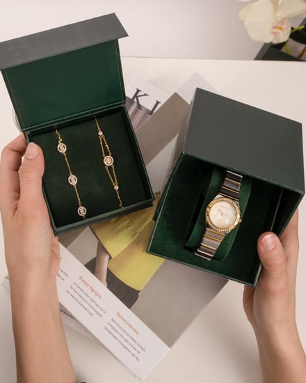 طقم ساعة وأساور فاخرة بلون ذهبي فضي مرصّع بالزركون