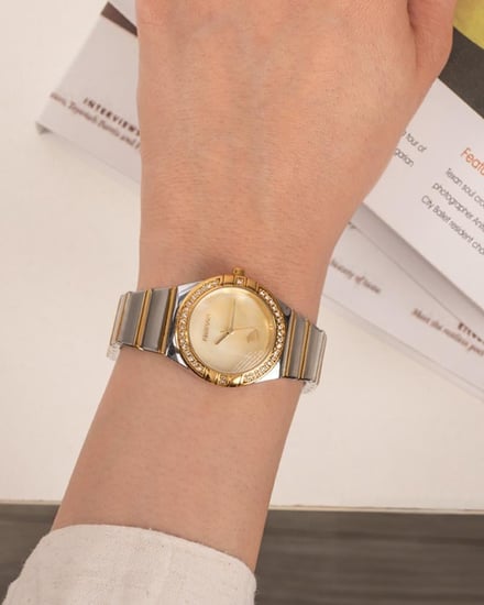 طقم ساعة وأساور فاخرة بلون ذهبي فضي مرصّع بالزركون