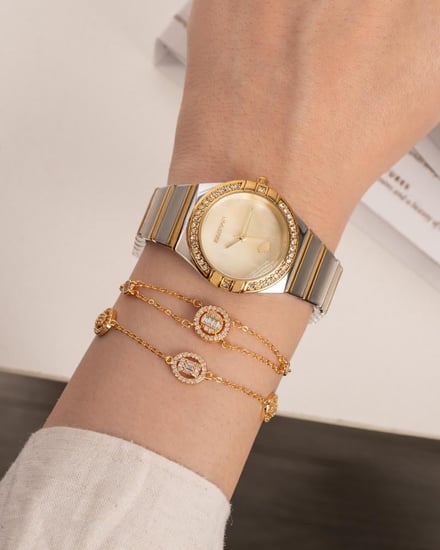 طقم ساعة وأساور فاخرة بلون ذهبي فضي مرصّع بالزركون