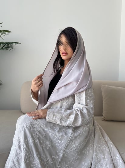 عباية بيج مطرزة