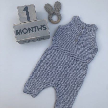 هديه عباره عن 4 قطع بربتوز صوف محبوك مع جكيت او بلوزه وخروف في بوكس