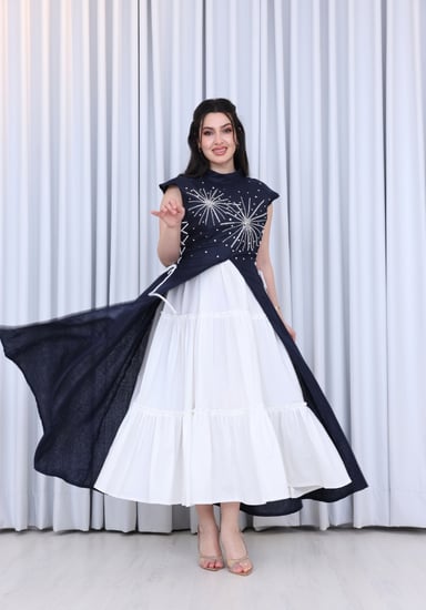 فستان لينن كلوش مفتوح من الامام اكمام جبانيز مزين بشك يدوي على الصدر