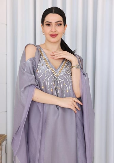 جلابية فخمة بنفسجية بتطريز يدوي بالشك على الياقة