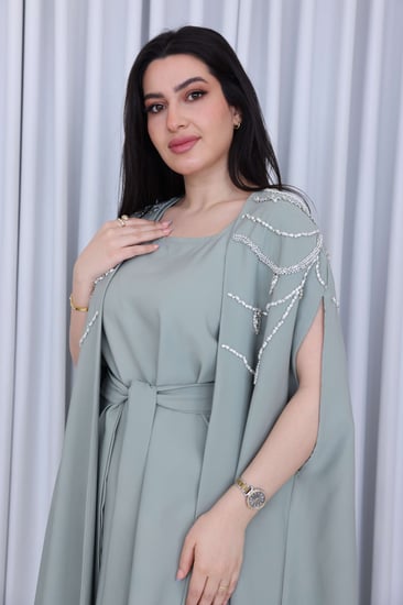 فستان جورسيه سادة قطعتين للمناسبات مزين بشك يدوي فضي على الصدر والأكتاف والظهر  لون تيفاني