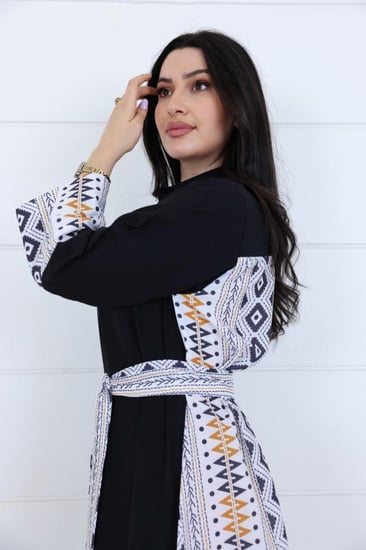 فستان اسود لينن سادة من الامام مزين بطباعة زخارف عصرية من الخلف والاكمام مع حزام