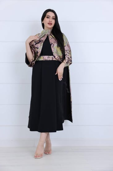 فستان سادة جورسيه مزين بخامة جاكار مشجر على الياقة والحزام