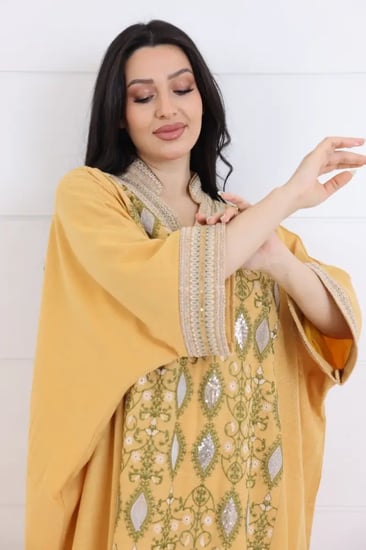 جلابية لينن قبة V مزينة بتطريز عصري على الياقة والصدر - كموني