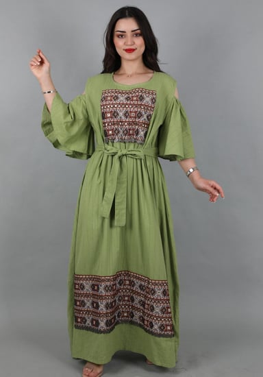 فستان صيفي مزين بتطريز لامع بأكمام قصيرة وأكتاف مكشوفة ويأقة مستديرة مع حزام للخصر