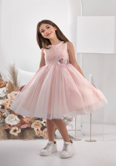 فستان سهرة مزين بورد وتفاصيل دانتيل