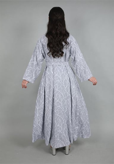 فستان صيفي مزين بطبعات عروق الشجر مع حزام للخصر