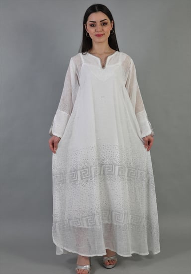 فستان ابيض ياقة V مزين باستراس فضي لامع برسمة عصرية وحبات فضية للياقة