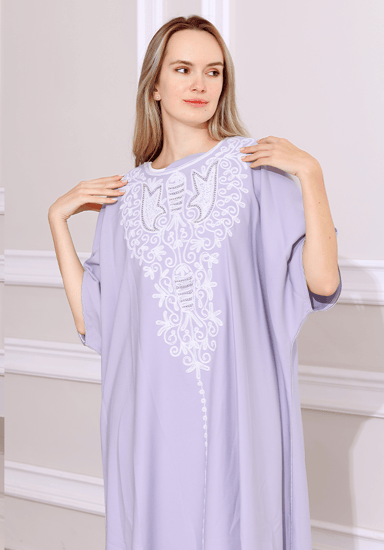 جلابية صيفي ناعمة مطرزة بتصميم أنيق - لون لافندر فاتح