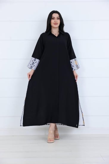 فستان اسود لينن سادة من الامام مزين بطباعة زخارف عصرية من الخلف والاكمام مع حزام