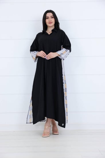 فستان اسود لينن سادة من الامام مزين بطباعة زخارف عصرية من الخلف والاكمام مع حزام