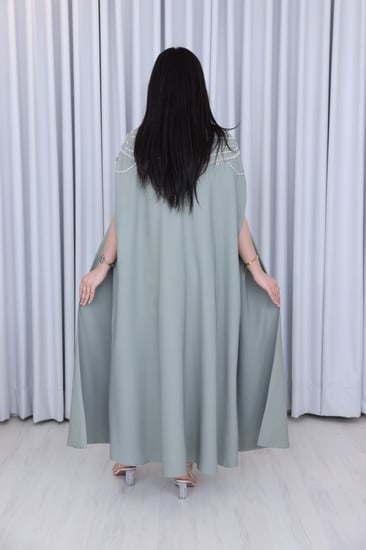 فستان جورسيه سادة قطعتين للمناسبات مزين بشك يدوي فضي على الصدر والأكتاف والظهر  لون تيفاني