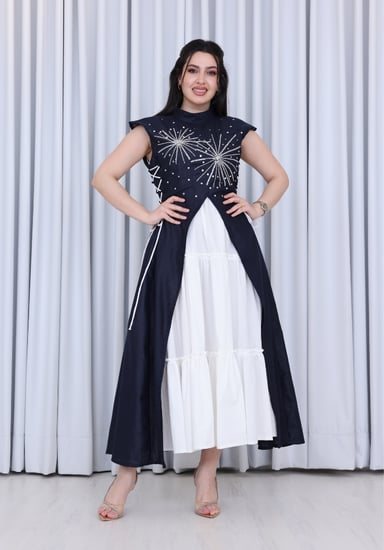 فستان لينن كلوش مفتوح من الامام اكمام جبانيز مزين بشك يدوي على الصدر