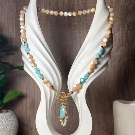 قلادة الصدف والأمازونيت – صفاء، توازن، وطاقة هادئة