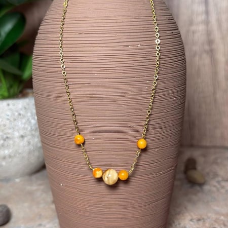 قلادة ذهبية بأحجار طبيعية للنساء