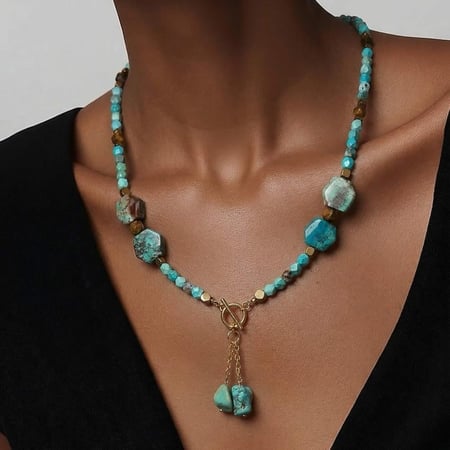 قلادة الفيروز الطبيعي مع تعليقة الفيروز الأفريقي – أناقة بروح الطبيعة