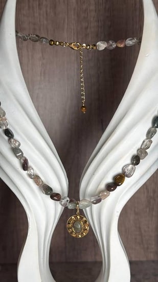 قلادة الجاردن كوارتز مع تعليقة حجر الطاووس – عمق طبيعي وطاقة تحوّل