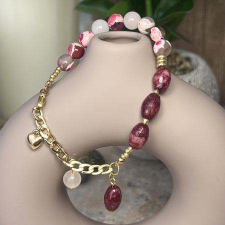 إسوارة طاقة نسائية تجمع بين الحب والثبات والشغف