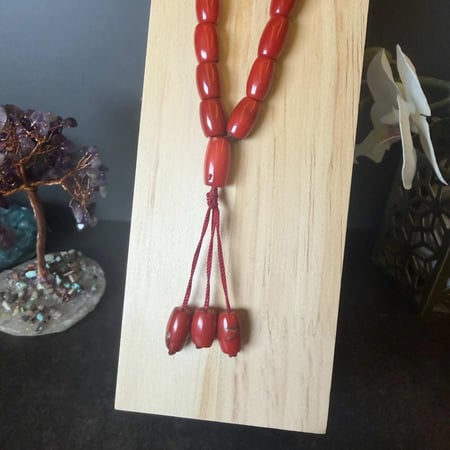 سبحة حجر المرجان البرميلي اليمني الطبيعي – طاقة الحيوية والحماية | ٣٣ حبة | صناعة يدوية