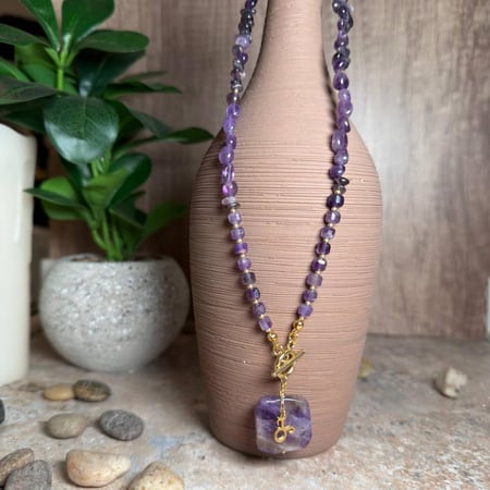 قلادة حجر بنفسجي صفاء وحدس داخلي