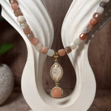 قلادة حجر القمر مع صدف طبيعي