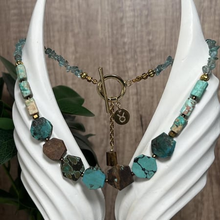 قلادة أحجار كريمة تجمع بين اللاريمار والأكوا مارين بتصميم برج أنيق