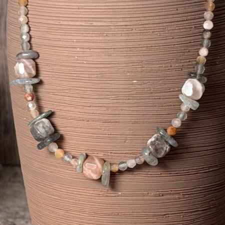 قلادة أحجار طبيعية من حجر الطاووس وحجر القمر