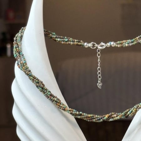 قلادة حجر كريم طبيعي من الفيروز تصميمها مستوحى من الطبيعة