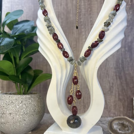 إكسسوارات حجر كريم راقية تعبر عن الأنوثة والجمال الطبيعي