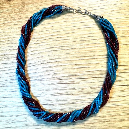 مجوهرات أنثوية راقية من الأحجار الكريمة الأجات والجارنيت