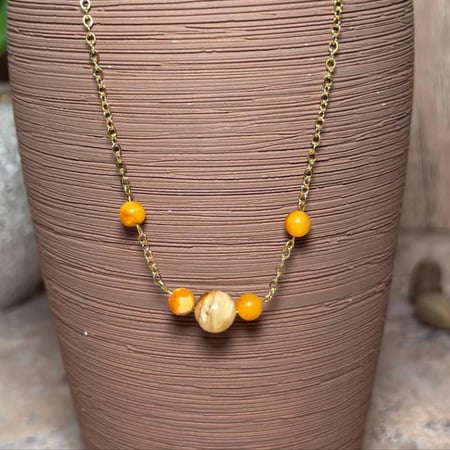 قلادة ذهبية بأحجار طبيعية للنساء