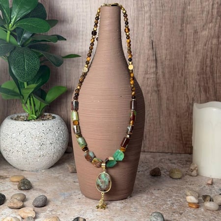 قلادة طاقة نسائية تعكس القوة والتوازن