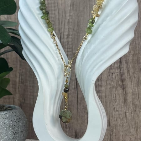 قلادة أنثوية راقية بألوان زرقاء وذهبية متناغمة