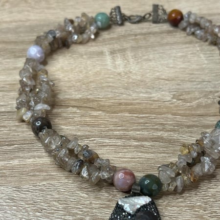 مجوهرات حجر طبيعي تجمع بين صفاء الروتايل وهدوء الأغاث واللؤلؤ