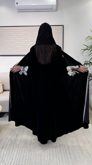 عباية مخمل بأكمام مطرزة ناعمة