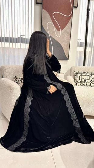 عبايه مخمل مزينه بكلفه دانتيل فاخره