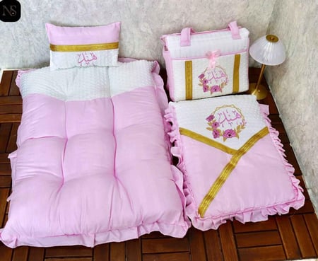 طقم مواليد بنات بالاسم هدايا مواليد بنات شنطه مواليد مدس مواليد مولودة