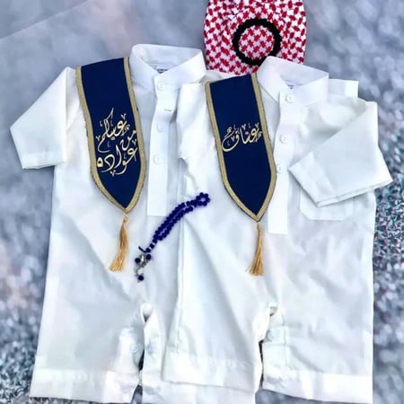 هدايا ملابس اطفال مواليد اولاد فخمة للعيد بربتوز بالاسم مسبحه غترة سبح