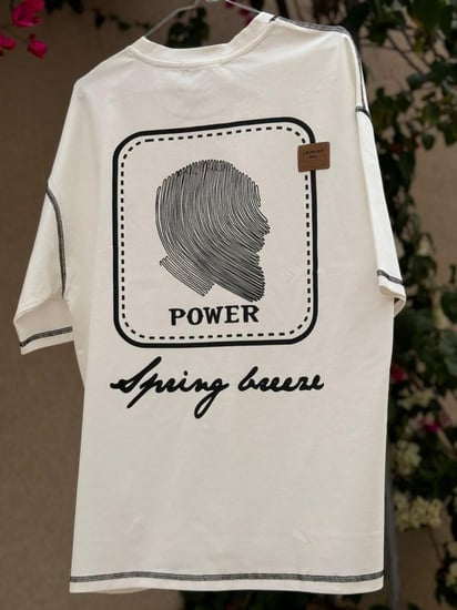 تي شيرت بطباعه خلفيه لون ابيض