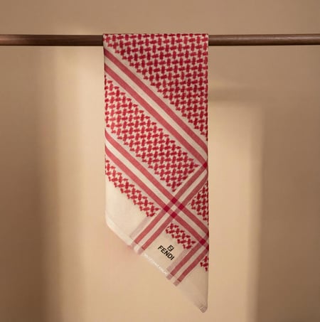 شماغ فندي شتوي لون احمر بيج