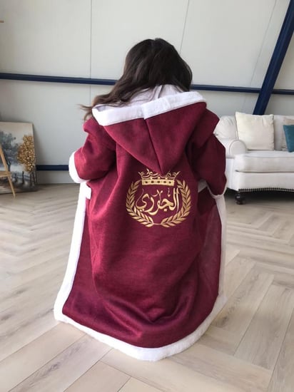 فروة أطفال بالاسم حسب الطلب أحمر