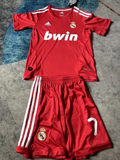 طقم ريال مدريد الأحمر شبابي - أطفال 2012