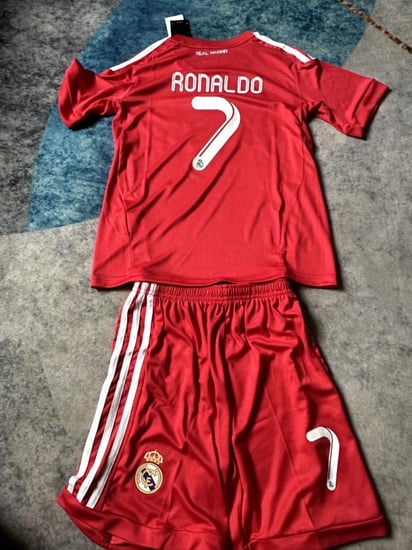 طقم ريال مدريد الأحمر شبابي - أطفال 2012